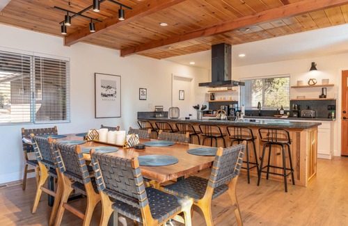 Yosemite Forks House | 7BR Yosemite Escape w/Views & Spa - Game Room & Pet-Friendly