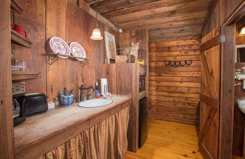 Wellborn Cabin | 7F Lodge - Batts Ferry Cabin w/Breakfast - Log Cabin w/Jacuzzi Tub and Fire Pit