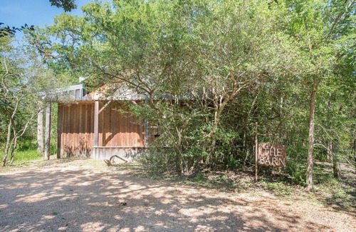 Wellborn Cabin | 7F Lodge - The Barn A Secluded Western Style Place w/Jacuzzi Tub and Breakfast