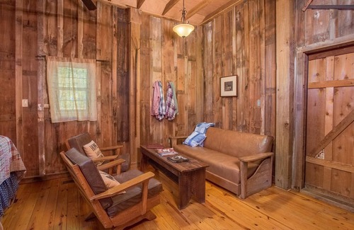 Wellborn Cabin | 7F Lodge - The Barn A Secluded Western Style Place w/Jacuzzi Tub and Breakfast