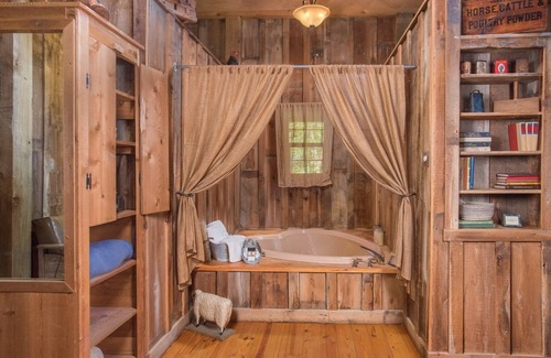 Wellborn Cabin | 7F Lodge - The Barn A Secluded Western Style Place w/Jacuzzi Tub and Breakfast