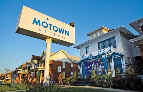 New Center Detroit Apartment | 7Min-DT | King Bed | 400mbs Wifi | Free Parking