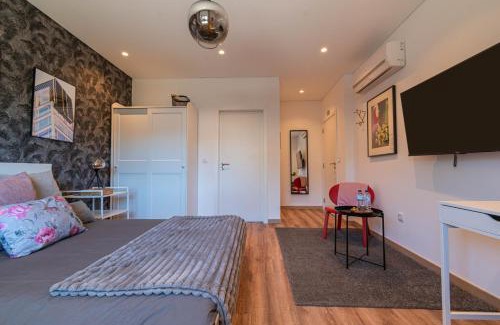 Santo Antonio dos Olivais House | 7Min to Uni Sé-Velha - AC - Work Desk - 300MBs WiFi - Suite 2