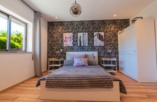 Santo Antonio dos Olivais House | 7Min to Uni Sé-Velha - AC - Work Desk - 300MBs WiFi - Suite 2