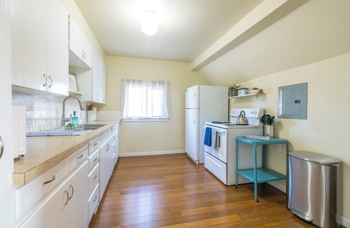West Central Apartment | 7mins from Downtown - In-Unit Washer & Dryer!