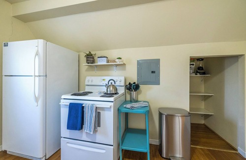 West Central Apartment | 7mins from Downtown - In-Unit Washer & Dryer!