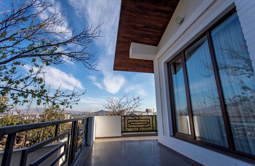 Vake-Saburtalo Villa | 7mins-Tbilisi Mall/19mins-Jvari Monastery.nFab and cosy home with swimming pool!