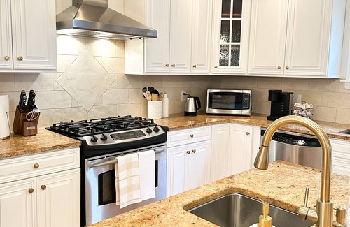 West New Haven House | 7Mins to Yale I ENTIRE HOUSE I Large fenced yard I King bed I 3BR I Group Gather