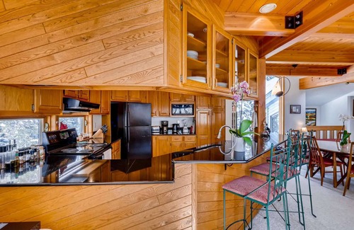 Breckenridge Heights House | 7th Night FREE! + Great Family Gathering! Hiking|Wood Views|Huge Deck/Hot Tub|BBQ |Sunroom |Garage