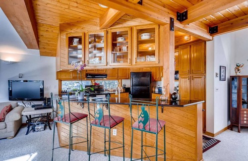 Breckenridge Heights House | 7th Night FREE! + Great Family Gathering! Hiking|Wood Views|Huge Deck/Hot Tub|BBQ |Sunroom |Garage