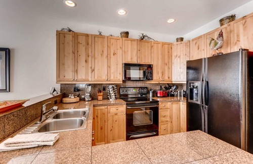 The Highlands House | 7th Nt FREE! Cosy Home w/Fireplace. Pvt Deck/Hot Tub/BBQ. Garage. Free Shuttle