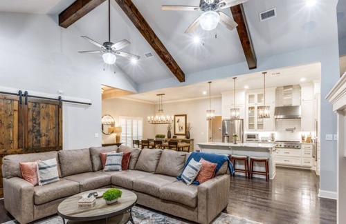 Clifton House | 8 Acre Private Hilltop Estate with pool, fire pit, hot tub and game room!