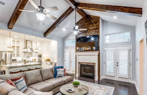 Clifton House | 8 Acre Private Hilltop Estate with pool, fire pit, hot tub and game room!
