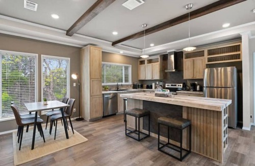Dripping Springs House | 8 acres Ranch - 2 Homes - Sleeps 16 - Dripping