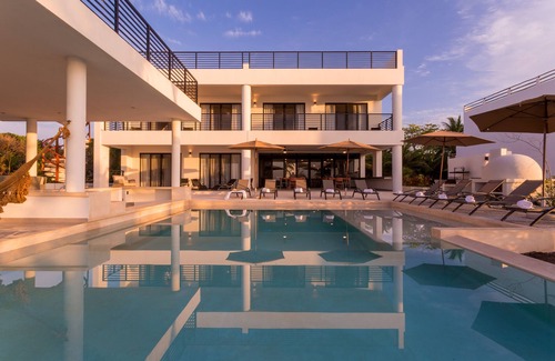 Akumal Villa | 8 BDR BEACH FRONT VILLA- PRIVATE CHEF- RETREATS- WEDDINGS-FAMILY GATHERINGS-GOLF