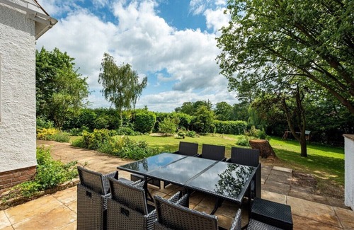 Stanton Drew Cottage | 8 bed villa. Hot tub, games rm. Nr Bath/Bristol