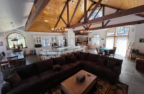 Fox Farm House | 8 Bedroom, 12 Beds - Gameroom, Basketball & Golf