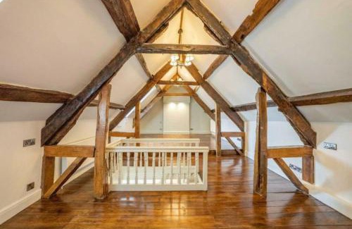 Newport House | 8 Bedroom Farmhouse with Pool Complex 5 mins from Celtic Manor