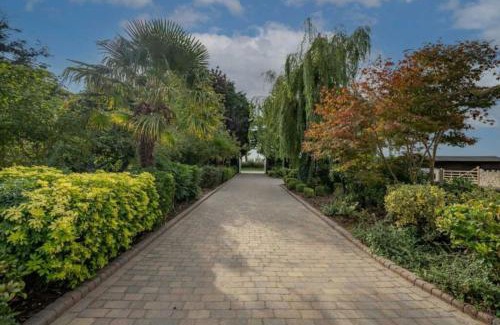 Newport House | 8 Bedroom Farmhouse with Pool Complex 5 mins from Celtic Manor