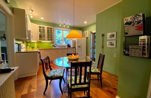 Betterton House | 8-bedroom house with AC and WiFi in Betterton. 7 minute walk to the beach.
