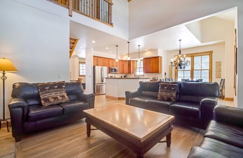 Blue River House | 8 Bedroom Luxury Home! 2 Private Hot Tubs!