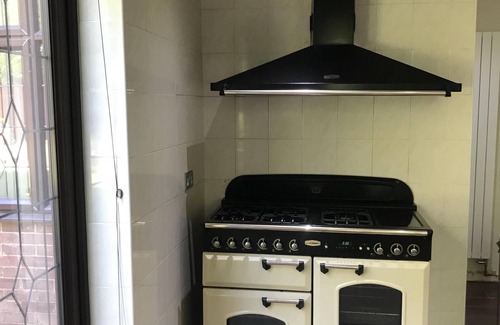 Luton House | 8 Bedroom mansion.Private Gated FreeSauna hottub sleep 15-23 . Free Park 12 cars