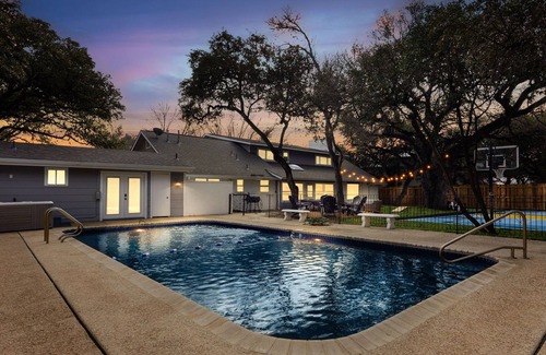 North San Antonio - SAT House | 8 Bedroom~Pickleball~Heated Pool~Sleeps 22~.5 acre~ Hot Tub~Game Room Mini Golf