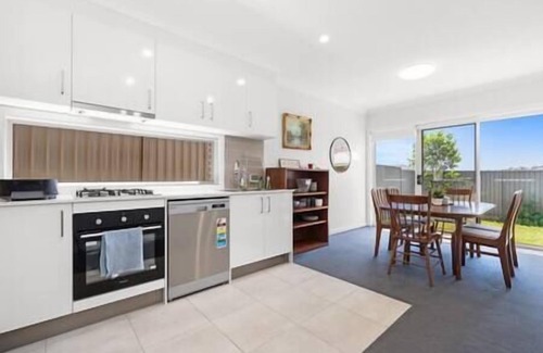 Austral House | 8 Beds l 4 Suites with Office l Austral3