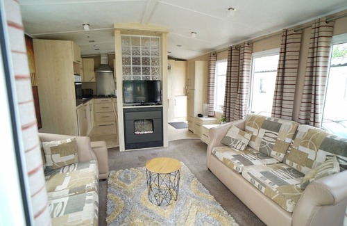 Hunstanton Ski Chalet | 8 berth caravan at manor park hunstanton free wifi