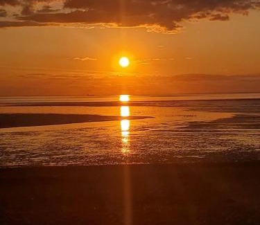 Hunstanton Ski Chalet | 8 berth caravan at manor park hunstanton free wifi