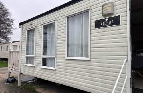 Hunstanton Ski Chalet | 8 berth caravan at manor park hunstanton free wifi