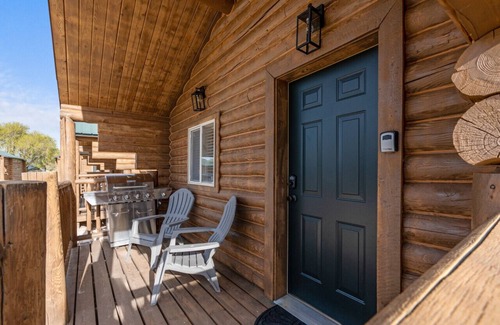 St. Charles Cabin | #8 Bigfoot Cabin, Newly Remodeled! AC! New Beds! Sleeps 5