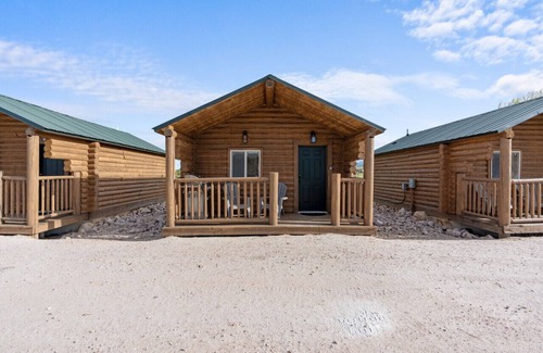 St. Charles Cabin | #8 Bigfoot Cabin, Newly Remodeled! AC! New Beds! Sleeps 5