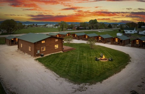 St. Charles Cabin | #8 Bigfoot Cabin, Newly Remodeled! AC! New Beds! Sleeps 5