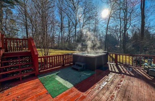 Candler House | 8 Br Sleeps 24 Hot Tub Game Room Dog Friendly