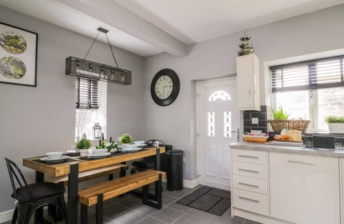 Cockermouth Cottage | 8 BRIDGE STREET, family friendly, with a garden in Cockermouth