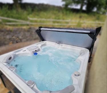 Cornamona House | 8 Clos Na Feirme Three Bedroom House with Hot Tub