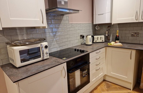 Knott End-on-Sea Cottage | 8 COACH HOUSE, pet friendly, with hot tub in Garstang