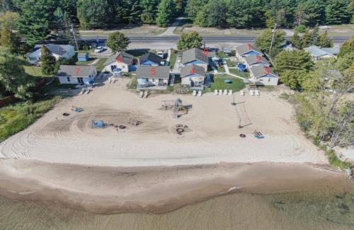 Oscoda House | 8 cottages on the beach of Lake Huron