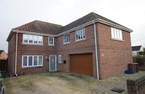 Epworth House | 8 double beds in a 5 bedroom house, pets welcome