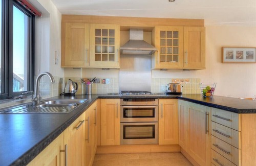 West Bay Cottage | 8 DRIFTWOOD, family friendly, country holiday cottage in West Bay