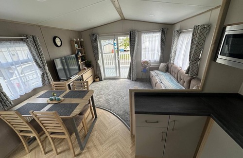 Cayton Bay Cabin | 8 Guests - Pets accepted - Seaglass Cayton Bay