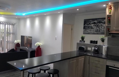 Kingsborough Apartment | 8 L'Escalier Cabanas