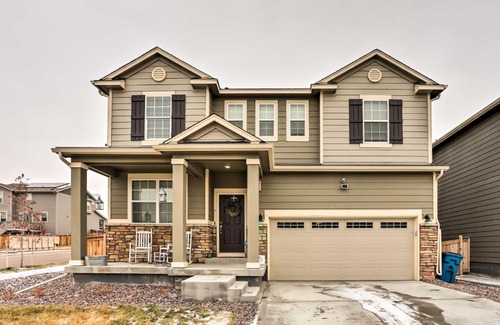 Commerce City House | 8 Mi to Barr Lake Cozy Commerce City Home!