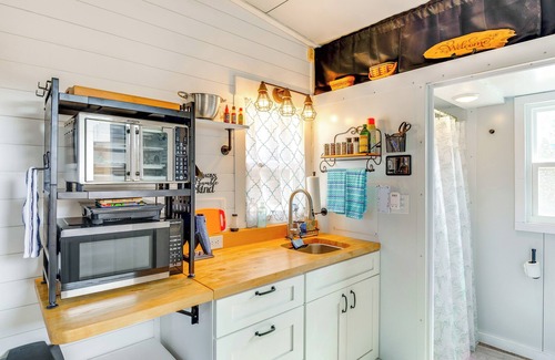 Woodville Cottage | 8 Mi to Cathedral Caverns: Tiny Home Hideaway