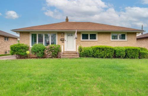 Brooklyn House | 8 Mi to Cleveland Family Home with Fenced Backyard!