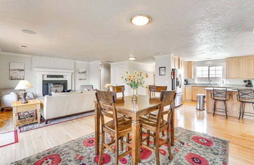Ruch House | 8 Mi to Jacksonville: Oregon Getaway w/Deck!