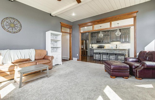 De Pere House | 8 Mi to Lambeau Field Family Home in De Pere!