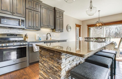 De Pere House | 8 Mi to Lambeau Field Family Home in De Pere!