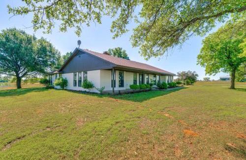 Cross Roads House | 8 Mi to Lewisville Lake Peaceful Countryside Home